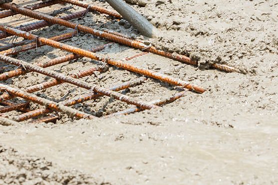 Eisengitter wird mit Beton befüllt