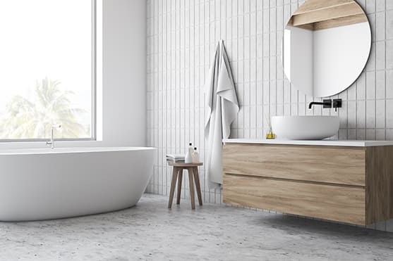 modernes und lichtdurchflutetes Badezimmer